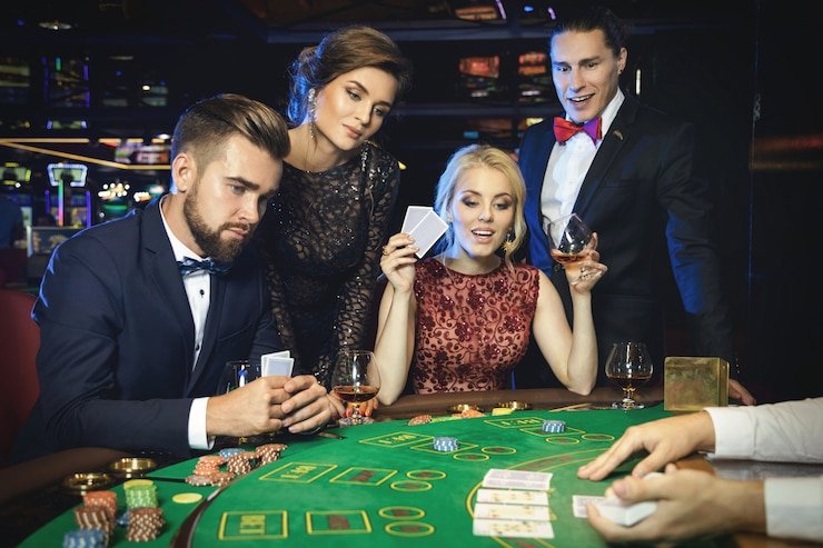 Antarmuka Teen Patti di mega4d menampilkan meja permainan dan kartu dealer